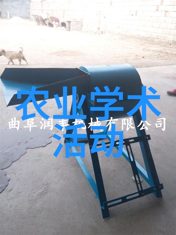7月9日，在山东莱西市一家智慧农业产业园，工人在察看果品质量。