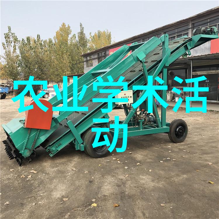 7月9日，在山东莱西市一家智慧农业产业园，工人在对果品进行分拣包装。