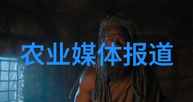 7月9日，在山东莱西市一家智慧农业产业园，工人在察看果品质量。