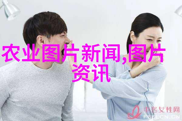 7月9日，在山东莱西市一家智慧农业产业园，工人在采摘西红柿。