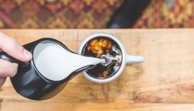 春到茶山采茶制茶忙