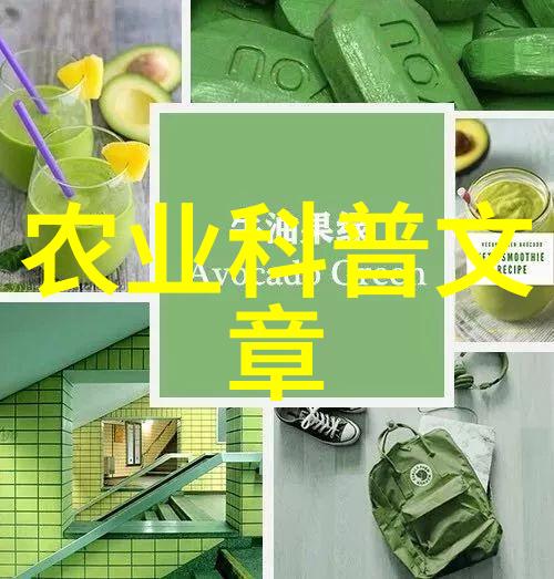 7月9日，在山东莱西市一家智慧农业产业园，工人在对果品进行分拣包装。