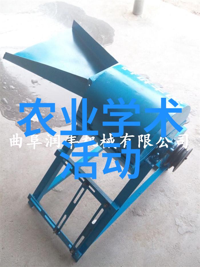 7月9日，在山东莱西市一家智慧农业产业园，工人在采摘西红柿。