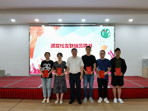 牧场的守望者牛羊的友谊与挑战草原上的悠然生活
