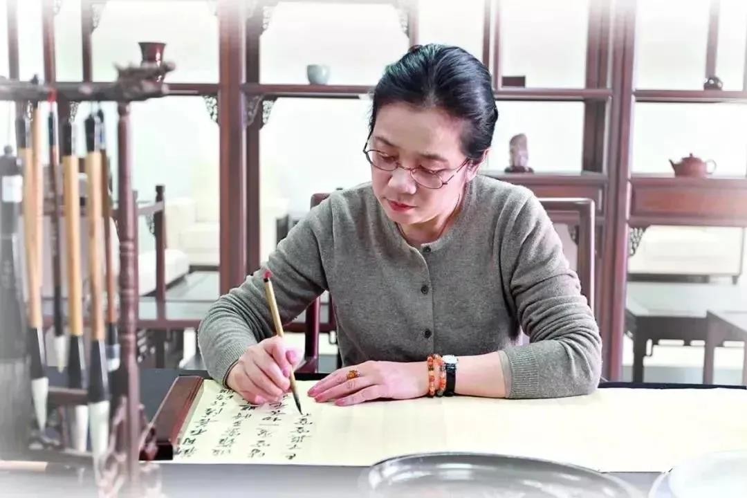 蜜蜂的忙碌日子花间跳舞蜂房里的超人
