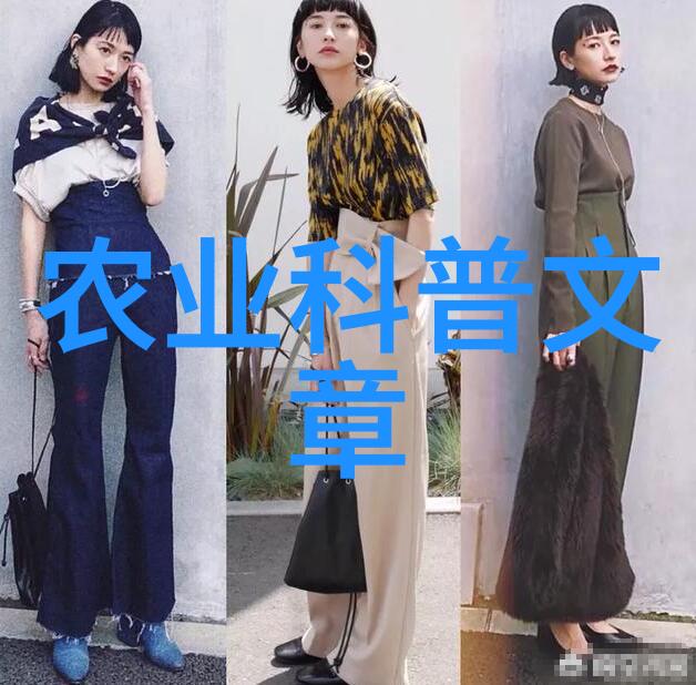 7月9日，在山东莱西市一家智慧农业产业园，工人在采摘西红柿。