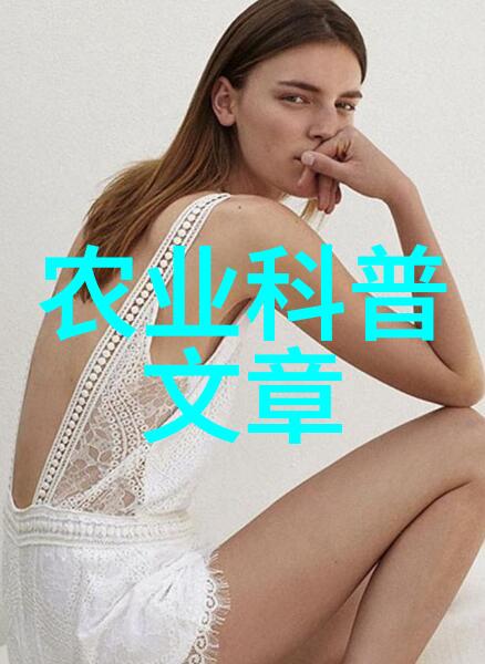 7月9日，在山东莱西市一家智慧农业产业园，工人在察看果品质量。