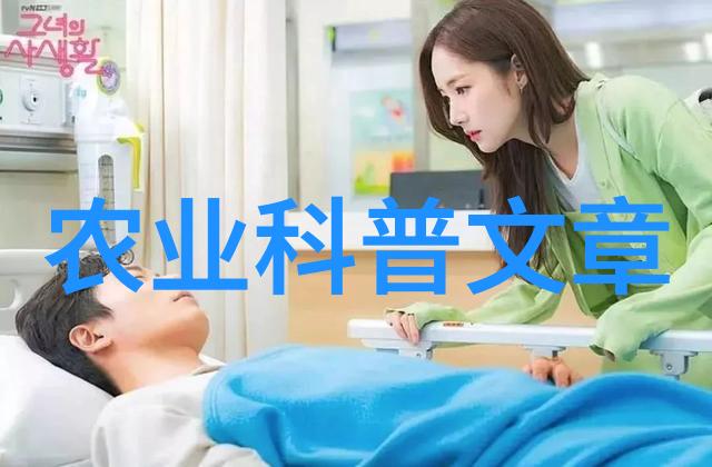7月9日，在山东莱西市一家智慧农业产业园，工人在对果品进行分拣包装。