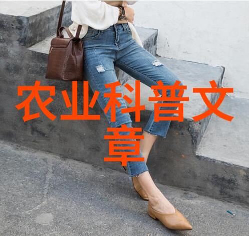 7月9日，在山东莱西市一家智慧农业产业园，工人在对果品进行分拣包装。