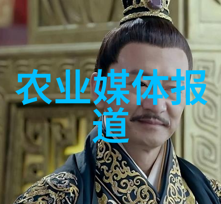 7月9日，在山东莱西市一家智慧农业产业园，工人在察看果品质量。