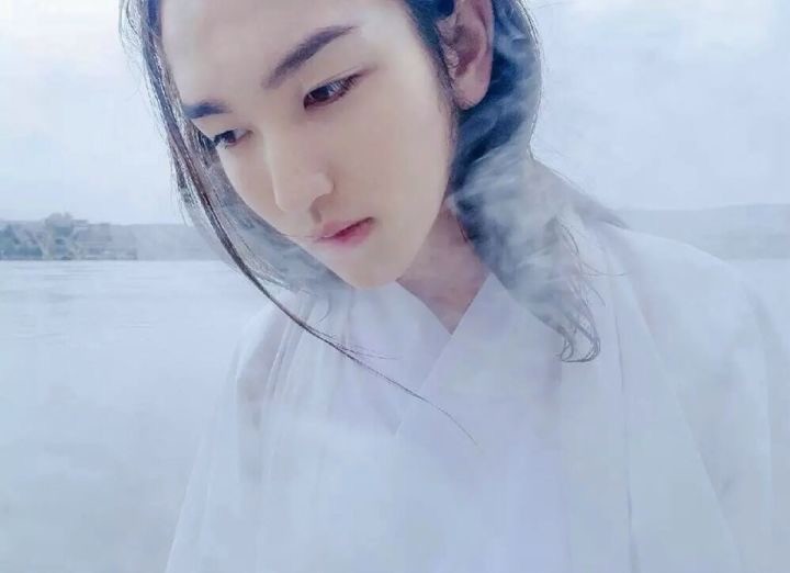 春日绽放园中翠绿佳人