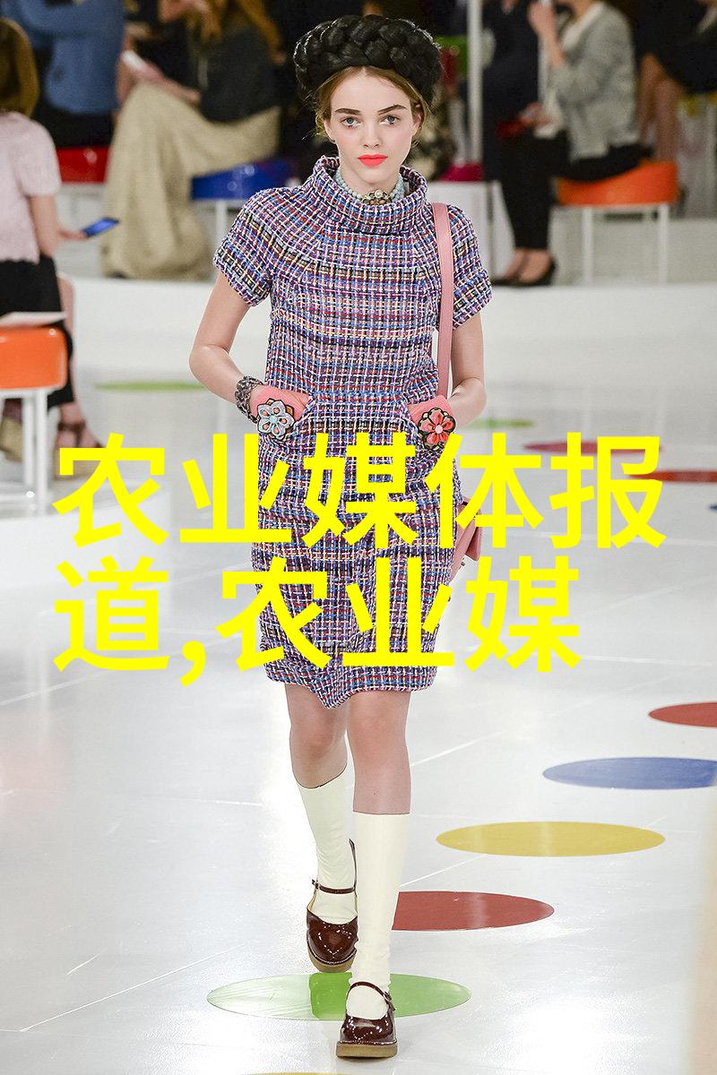 末班车上的欢声笑语公交站最后一排的无限可能