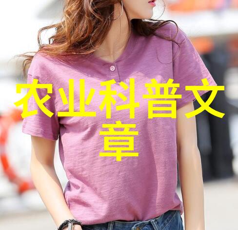 7月9日，在山东莱西市一家智慧农业产业园，工人在对果品进行分拣包装。