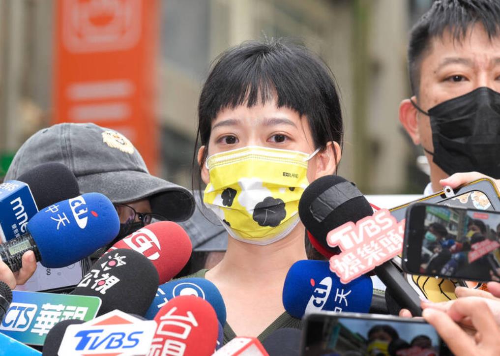 免费版电视带一边亲着一面膜的趣味体验电视美妆互动