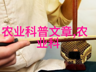 突如其来的急刹车公交车内的乘客们都被惊起了紧接着一名行人不幸地迈进了已经开始减速的车门这一瞬间的混乱