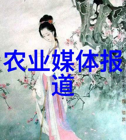 7月9日，在山东莱西市一家智慧农业产业园，工人在对果品进行分拣包装。