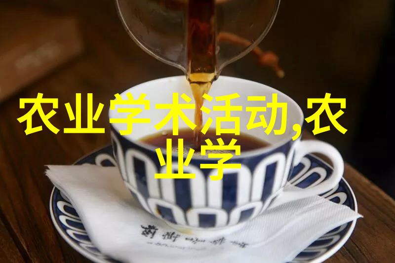 蔬菜大棚里的绿意盎然与笑声交织