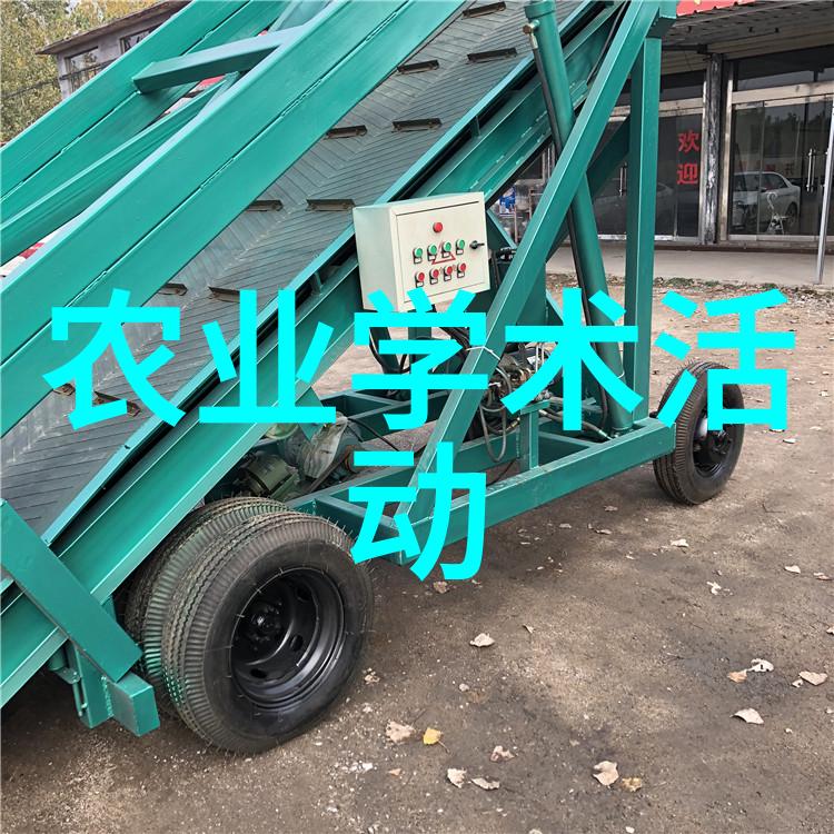 7月9日，在山东莱西市一家智慧农业产业园，工人在察看果品质量。
