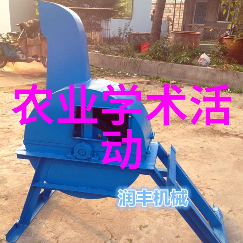 7月9日，在山东莱西市一家智慧农业产业园，工人在采摘西红柿。