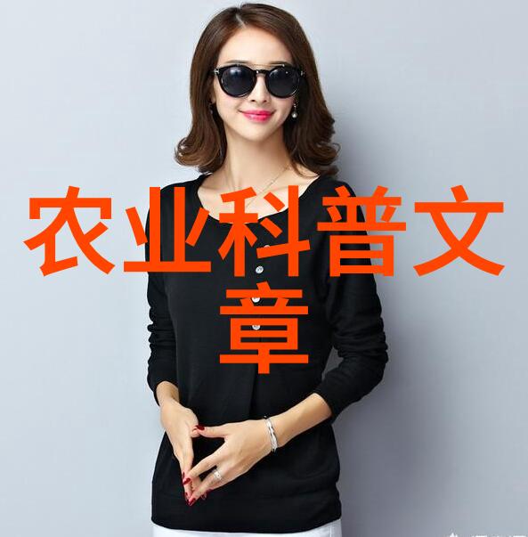 7月9日，在山东莱西市一家智慧农业产业园，工人在对果品进行分拣包装。