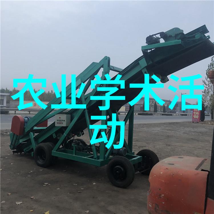 7月9日，在山东莱西市一家智慧农业产业园，工人在对果品进行分拣包装。