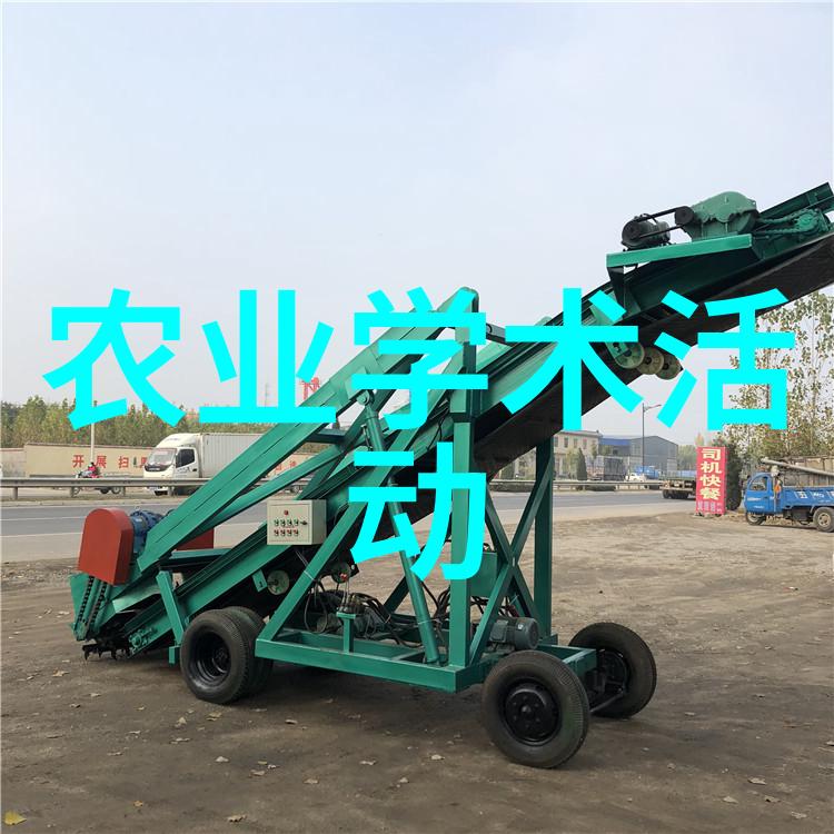 7月9日，在山东莱西市一家智慧农业产业园，工人在对果品进行分拣包装。