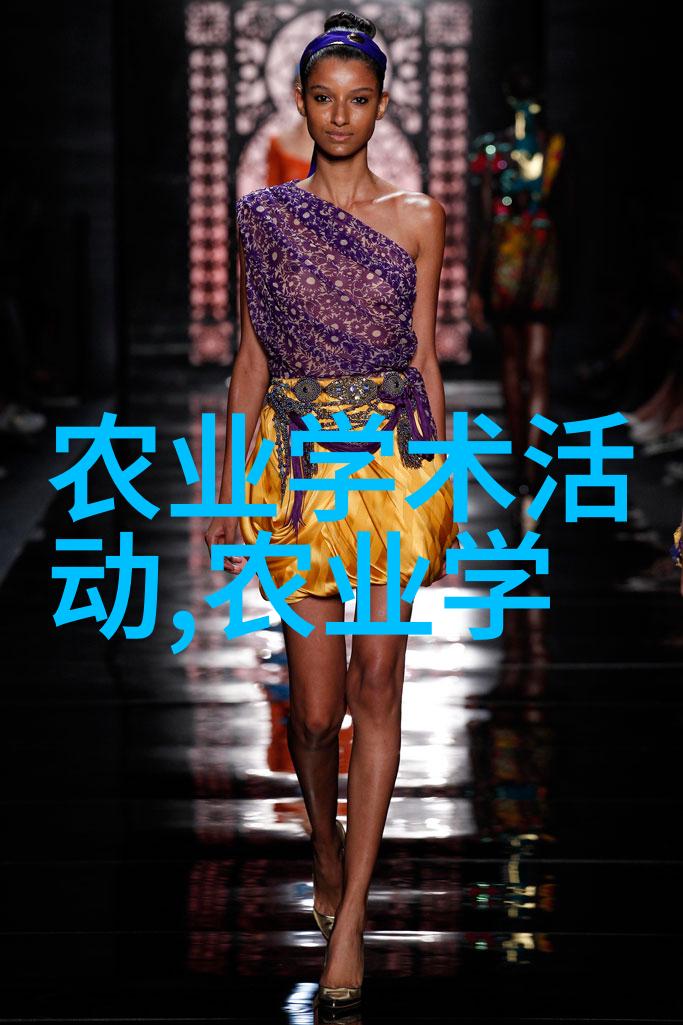秋意浓时的银杏林金黄色的叶片如同一幅幅动人的油画让人沉醉于其古老而又神秘的气息