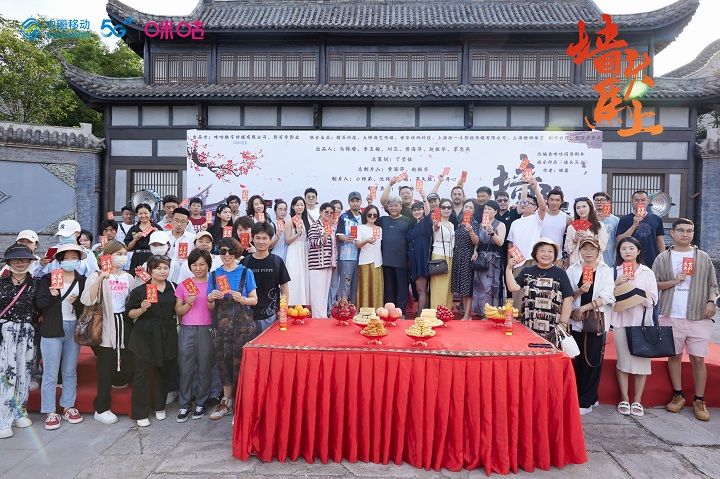农机作业的全貌铃鼓乒乓里的丰收乐章
