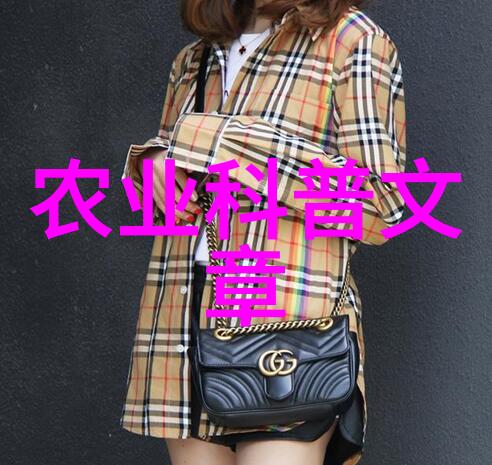 7月9日，在山东莱西市一家智慧农业产业园，工人在察看果品质量。
