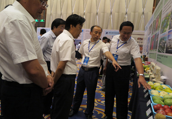 2222省政府副秘书长田恃玮莅临我校展区_副本.jpg